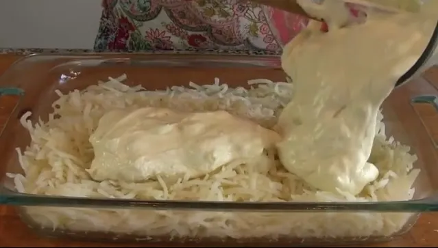 A pus smântână peste cartofii dați pe răzătoare. Când i-a scos de la cuptor a rămas fără cuvinte