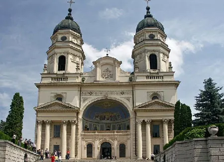 Credeţi că este mai sigur ca în bisericile cu schele să nu se mai ţină slube, aşa cum propune ISU?