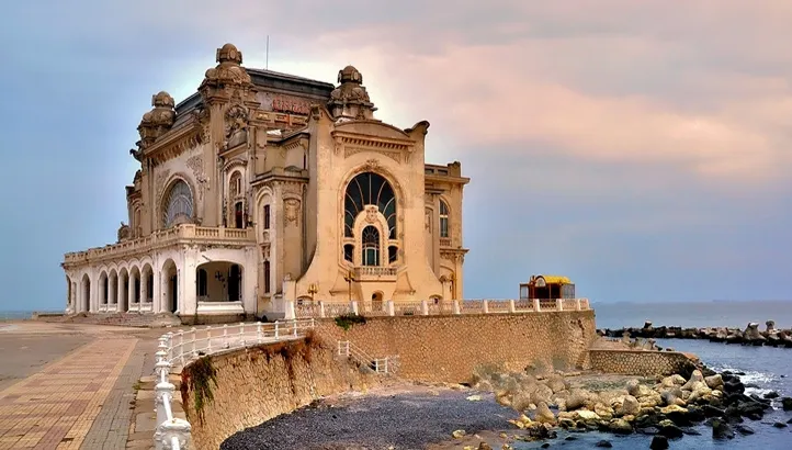 Cazinoul din Constanţa, din ce în ce mai degradat. De ce reabilitarea lui bate pasul pe loc