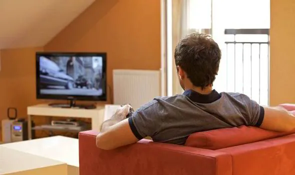 Un cunoscut prezentator TV a pierdut un pariu şi va apărea în lenjerie, în direct, la emisiune