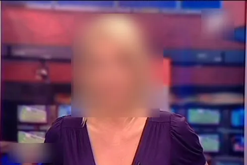 O frumoasă crainică TV din România a prezentat ştirile în costum de baie, aproape dezbrăcată