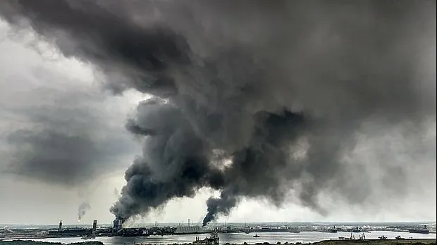 Explozie la un combinat petrochimic: cel puțin 24 de morți și 136 de răniți