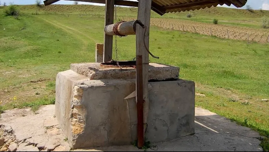 Cutremurător. Şi-a aprins o lumânare şi s-a aruncat în fântână