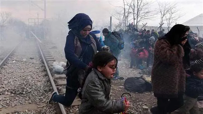 Gaze lacrimogene împotriva migranților, la frontiera eleno-macedoneană