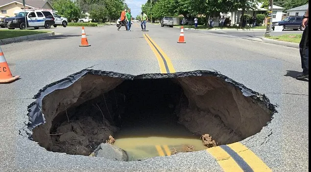 Momentul șocant în care o groapă imensă se deschide în mijlocul unui drum circulat