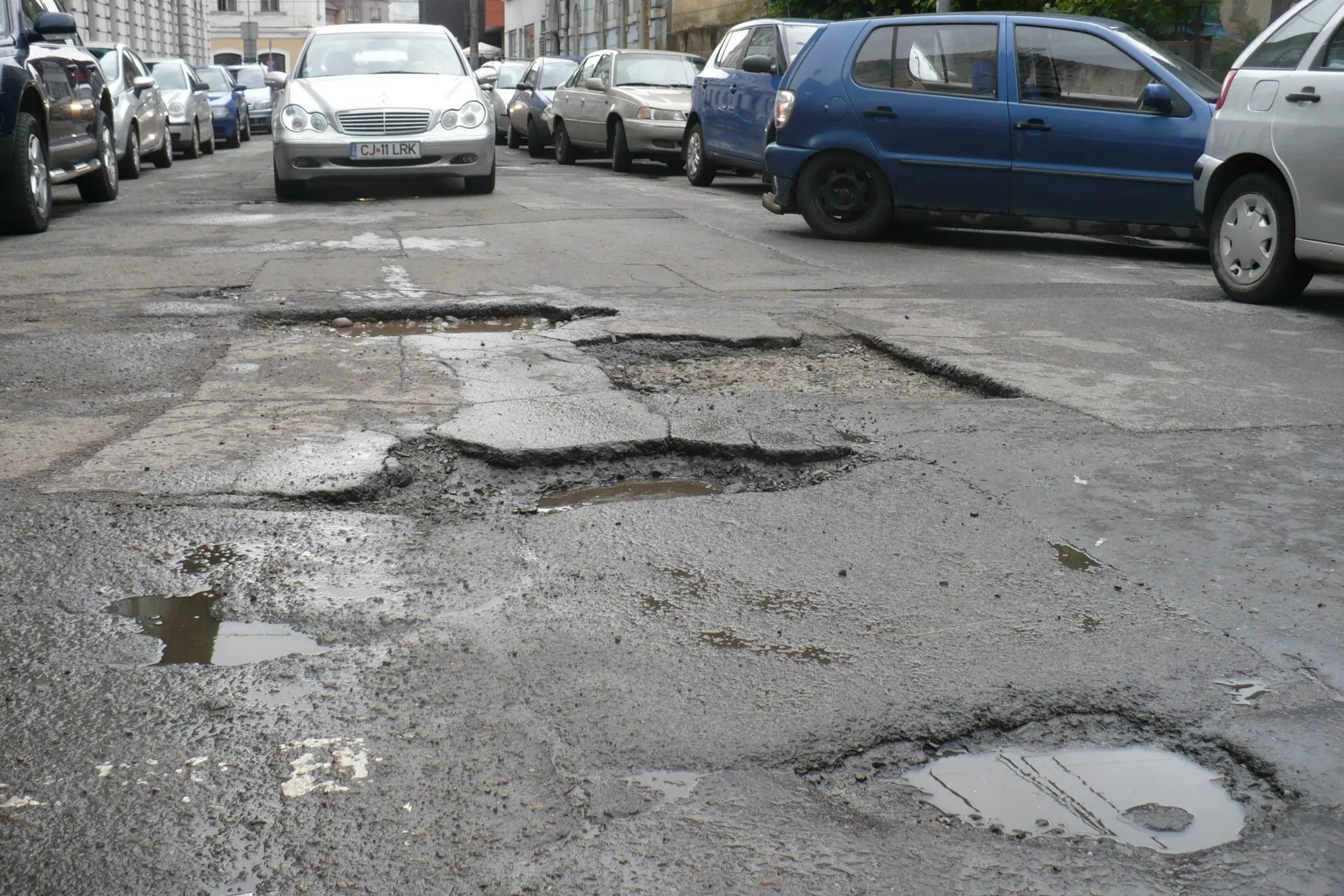 Cât costă gropile din Bucureşti. Greii asfaltului, tunuri la Primărie 