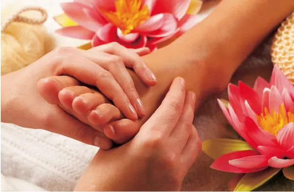 A mers la salon să îşi facă pedichiura. Pentru femeie, ziua aceea e blestemată: ce a păţit!