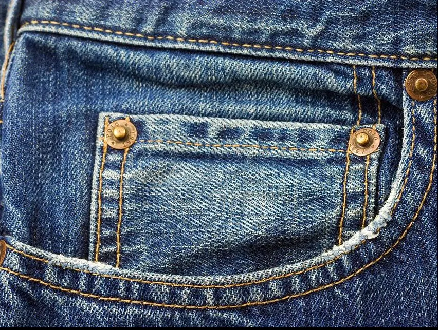 La ce folosesc capsele de la buzunarele blugilor. Nu te-ai fi așteptat la asta!