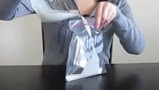 Adaugă lapte într-o pungă. Când vei vedea ce face, vei dori să încerci şi tu!
