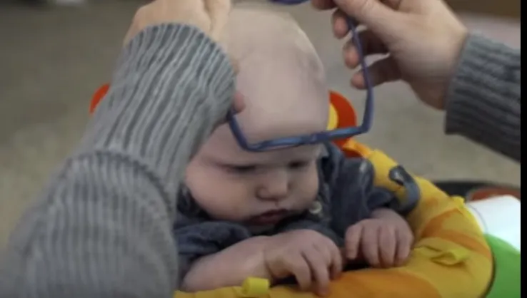 Un băiețel își vede mama pentru prima oară. Reacția lui, de milioane!