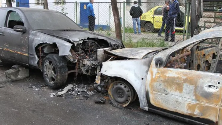 Incendiu de proporții lângă o benzinărie! Două mașini, făcute scrum