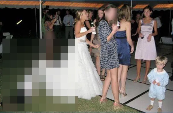 Mireasa, ameţită de aburii alcoolului. Preocupată de bere, n-a văzut ce e în spatele ei şi sub fustă