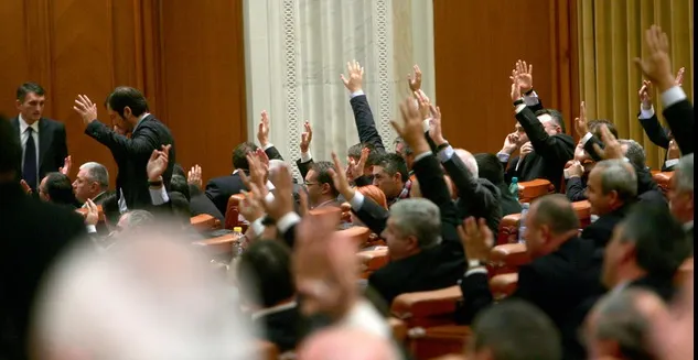 Avalanșă de pomeni electorale în Parlament. Cresc pensii, salarii, indemnizații