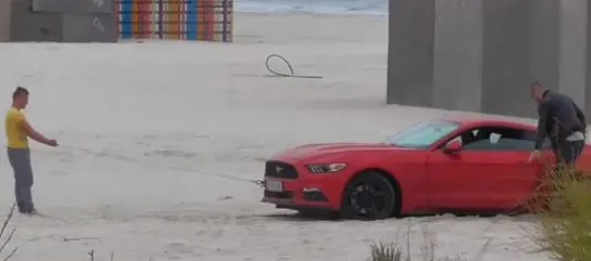 Un șofer s-a împotmolit cu mașina pe plajă la Mamaia