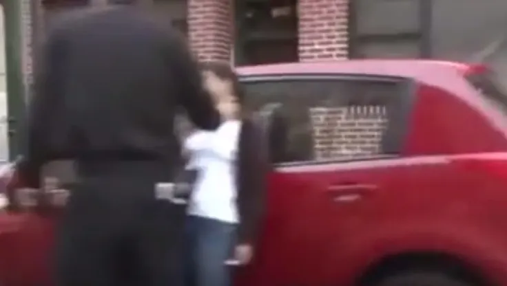 Halucinant! Un polițist strânge de gât o femeie. Pietonii s-au oprit și au început să filmeze 