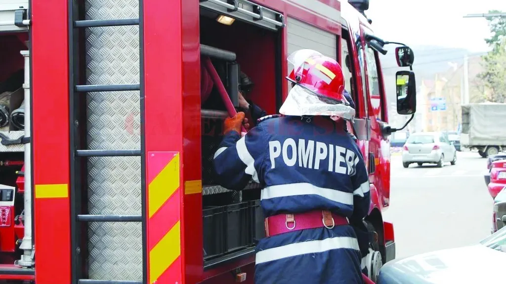 Acoperişul unui cămin studenţesc din Iaşi, cuprins de flăcări. Cum a izbucnit incendiul