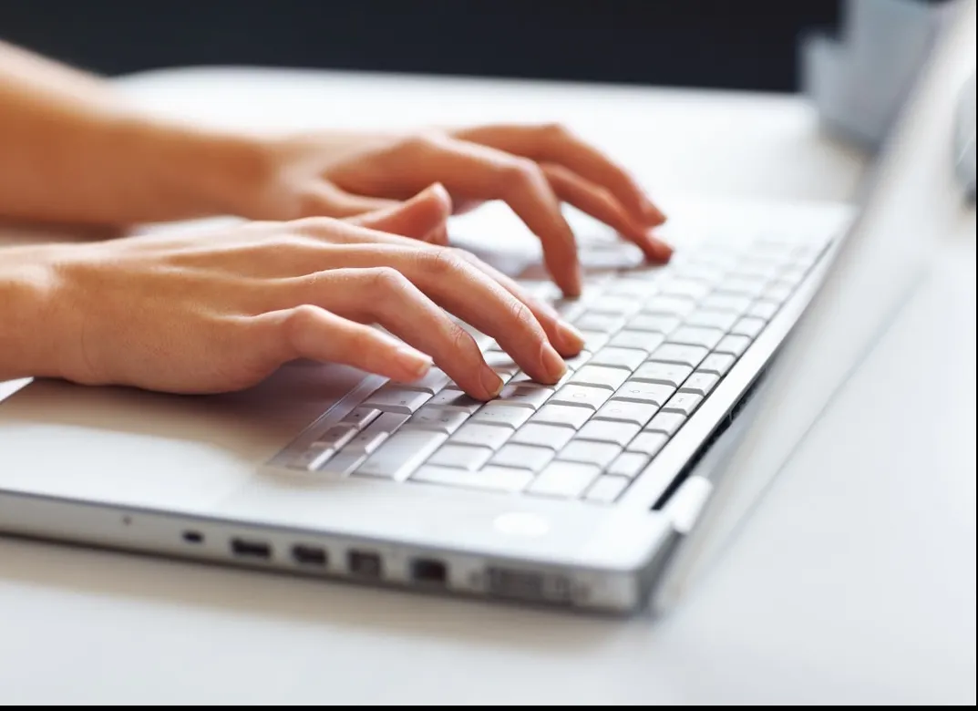 La doi ani după ce și-a îngropat soțul, fiul ei primește un email de la tată său. L-a deschis și...