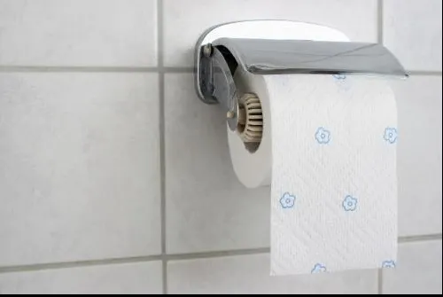 Hartie igiencă are multe avantaje față de șervețele umede