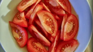 Adaugă acest ingredient în salata de roşii. Îi vei schimba complet gustul! Cine s-ar fi gândit?