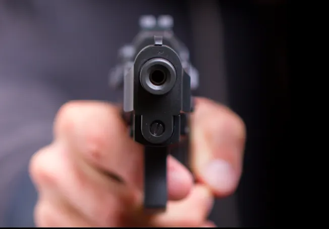A scos pistolul și și-a ucis fiul pe loc, fără să stea pe gânduri. Motivul e revoltător!
