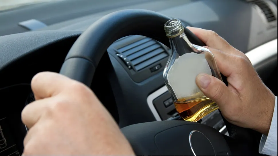 S-a urcat băut la volan și a lovit 51 de mașini. Polițiștii sunt șocați! Cine a coborât din mașină