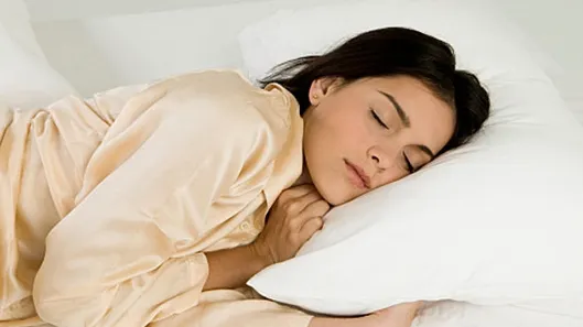 Medicii trag un semnal de alarmă: Nu trebuie să mai dormim îmbrăcaţi cu aceste haine!