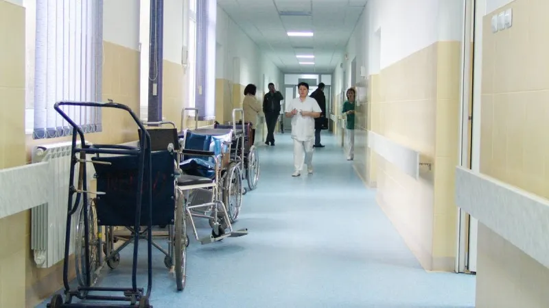 Bătrân de 70 de ani, lăsat să aştepte pe holul spitalului 17 ore înainte de a fi internat