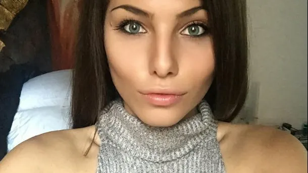 Fanii o credeau perfectă. Cum arată, de fapt, tânăra din imagine