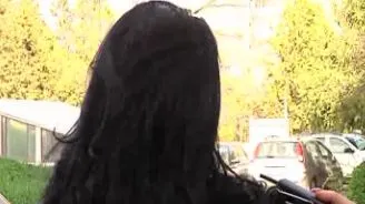 O manichiuristă a fost bătută cu un baston telescopic la salonul unde lucra
