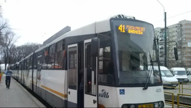 Incident în Capitală. Femeie călcată de tramvai, pe linia 41