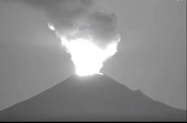 Cod galben de alertă în Mexic. Vulcanul Popocatepetl erupe. Lava se întinde pe 2 kilometri