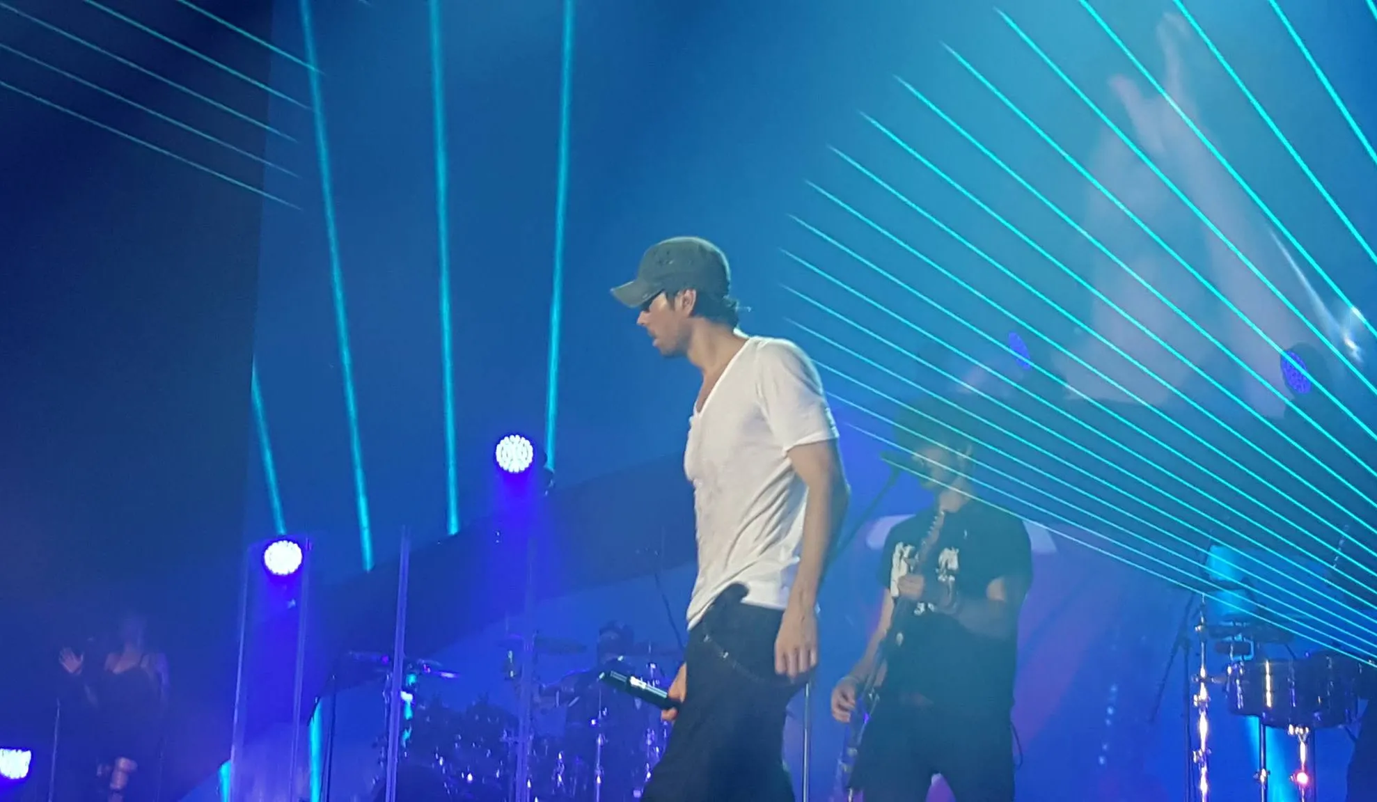 Enrique Iglesias a înnebunit mii de fane la Bucureşti