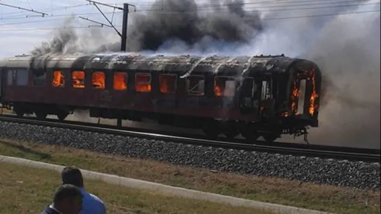 Incendiu la Predeal. Un tren plin cu ţiţei a luat foc