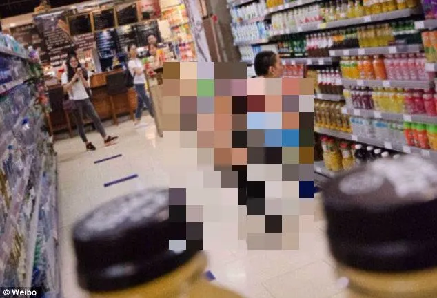 Cum a mers această tânără la cumpărături.S-a așezat în fața raftului și...Clienții s-au oprit șocați