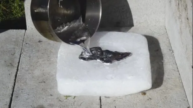 Ce se întâmplă dacă torni aluminiu topit peste gheața carbonică. Te-ai fi așteptat la asemenea efect
