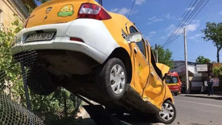 Accident violent în Craiova. Un autoturism a fost poiectat pe un gard