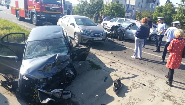 Carambol la intrarea în Iaşi, după ce o femeie a adormit la volan