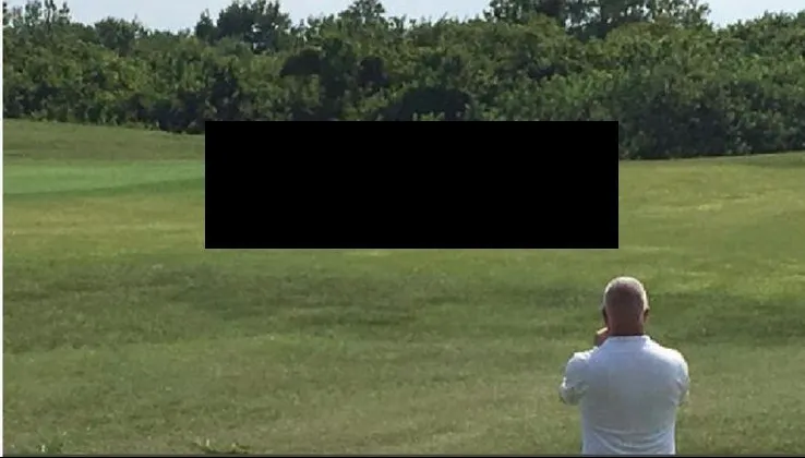 Lovea mingea de golf când a zărit umbra. A ridicat privirea și s-a cutremurat. A luat crosa, dar...