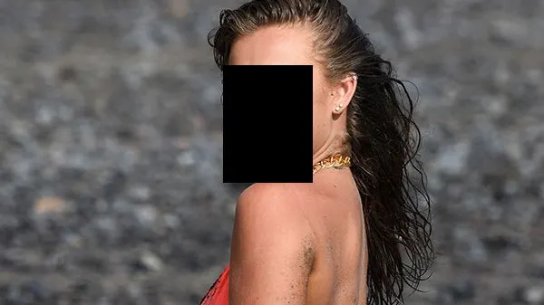 O vedetă tv nu s-a bronzat suficient, dar s-a acoperit cu nisip. Cum arată în costum de baie