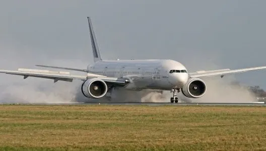 Aterizare de urgenţă pe Aeroportul Timişoara, după ce au descoperit o problemă gravă la avion