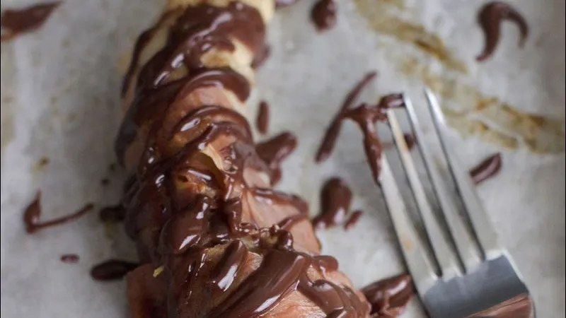 Banane la grătar, cu ciocolată neagră. Nu ai mâncat un desert mai bun şi rapid