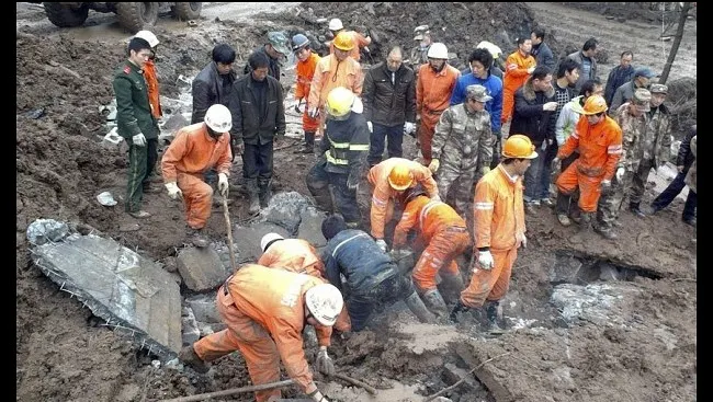 Peste patruzeci de morţi în China, din cauza unei alunecări de teren