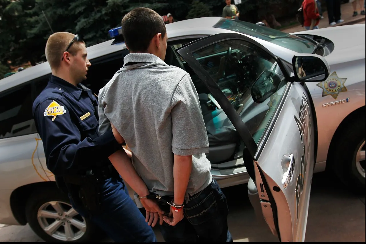 Polițiștii au arestat un bărbat. Când s-au uitat în buletin au început să-și dea coate.Cum îl cheamă