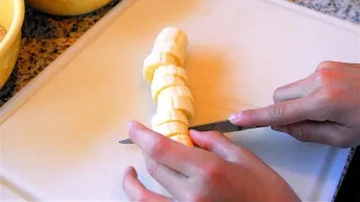 A tăiat o banană, a topit ciocolată. Ce a urmat? A făcut cel mai simplu şi delicios desert