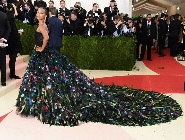 Met Gala 2016. Vedetele şi-au expus ţinutele care depăşesc şi zeci de mii de euro