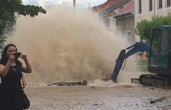Dorel de Timişoara a inundat o stradă întreagă, cu o fântână arteziană - FOTO & VIDEO