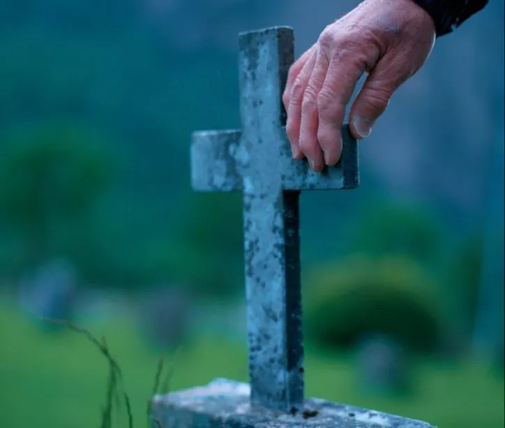 Unicul lor fiu a murit necăsătorit. Ca să nu-i blesteme, i-au făcut o nuntă. Halucinant ce a urmat