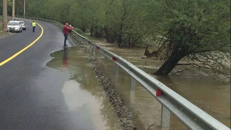 Inundații pe Valea Oltului. Traficul este îngreunat