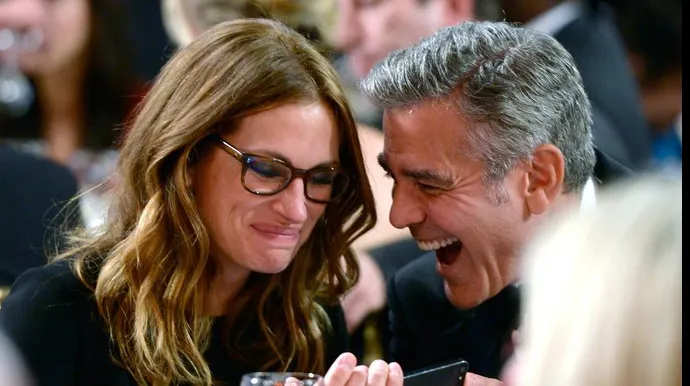 George Clooney și Julia Roberts, participanți la un inedit karaoke