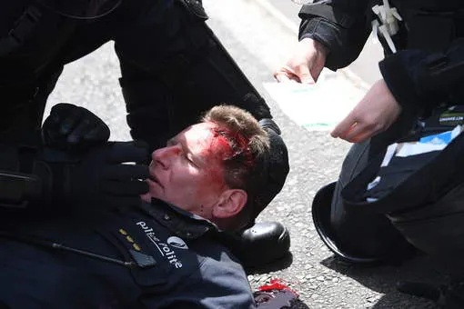 Imaginile care fac înconjurul Europei. Un poliţist a fost rănit grav la cap